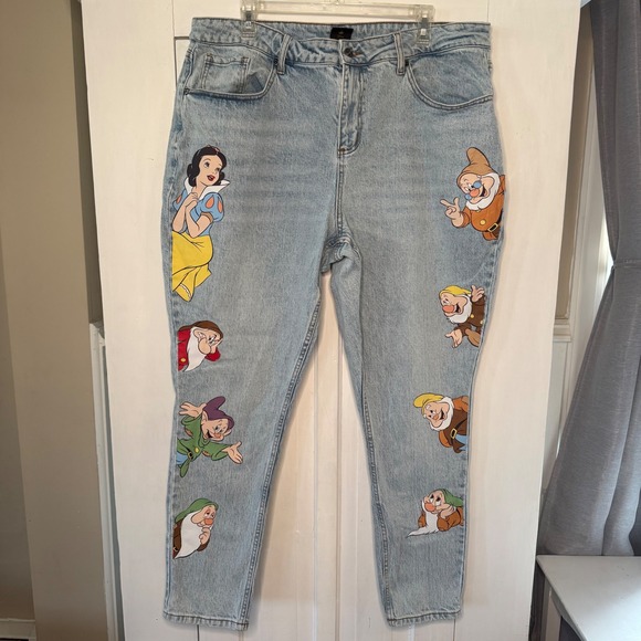Her Universe Denim - Her Universe Disney Snow White Seven Dwarfs Light Wash Denim Mom Jeans Womens 16